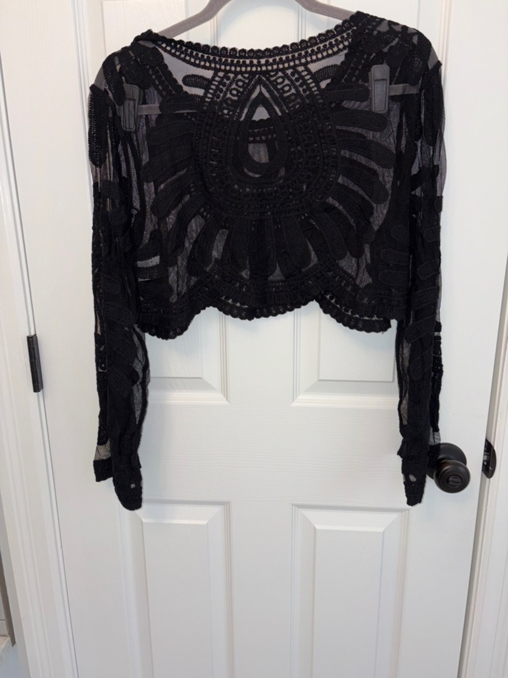💞 Women's Black Cropped Lace Overlay Top NEW in Package - Picture 2 of 6